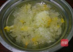 银耳红薯莲子羹的做法图解1