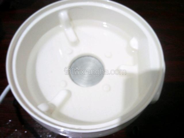 电炖锅机体内放水，不超过最高水位线