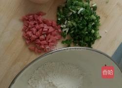 火腿肠香葱鸡蛋饼的做法图解1