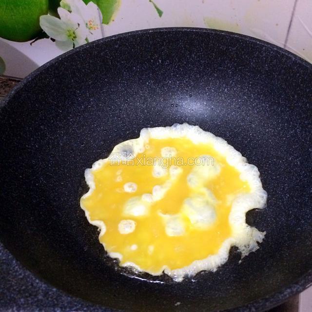 鸡蛋打入碗中，加入适量料酒，适量水和一点点醋，充分打散成蛋液。油热后入蛋液中火炒熟。