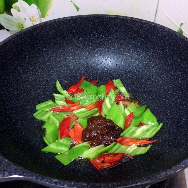 加入一勺豆瓣酱翻炒均匀。