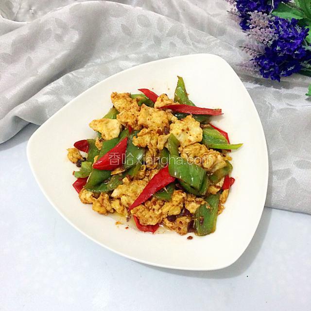 红黄绿搭配，色彩美观，口味鲜香，营养丰富。