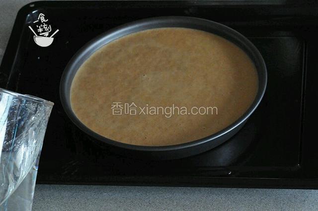 发酵完成后，泡打粉加水溶解，与面糊搅拌均匀，倒入披萨盘～