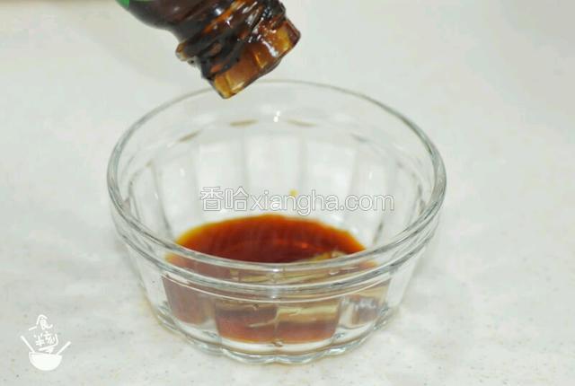 调配酱汁: 生抽，蚝油，白糖，加一点姜丝