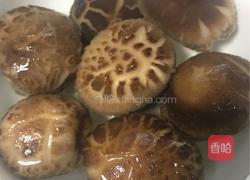 猪小排花菇海带结汤的做法图解1