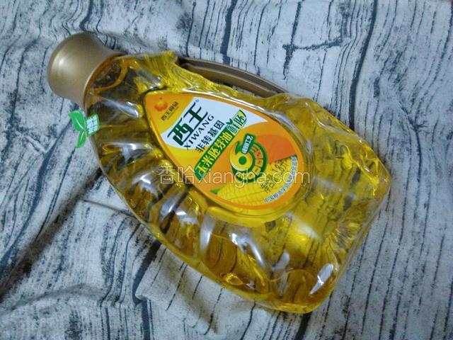 玉米油只要用于鱼头蒸好以后浇汁，没有浓厚的腻味，显得很清爽。而且这款玉米油在烧的过程中基本没有油烟，非常健康。