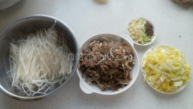 羊头肚切碎，开水锅里煮一下捞出备用。菜心切碎。葱姜蒜切碎，花椒辣椒面备用。