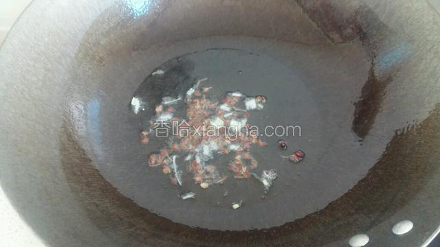 锅里倒玉米油，爆香花椒。