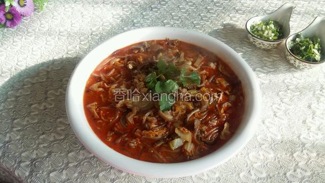 切葱花，香菜做佐料。