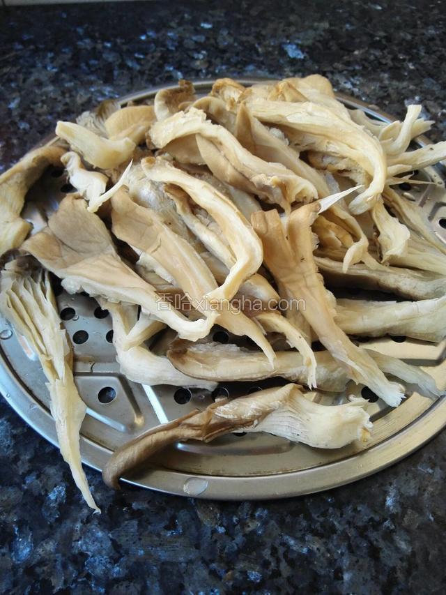 水洗过之后，手撕成大小均匀的条状