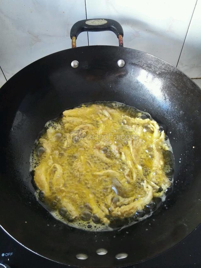 油烧热，平菇放入锅之前再均匀涂抹面粉，炸3分钟左右出锅。