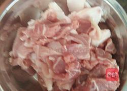 辣椒炒肉的做法图解1