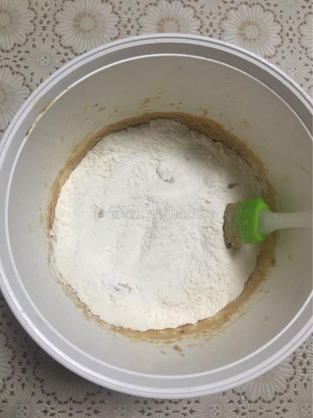 低筋面粉和泡打粉混合后过筛
