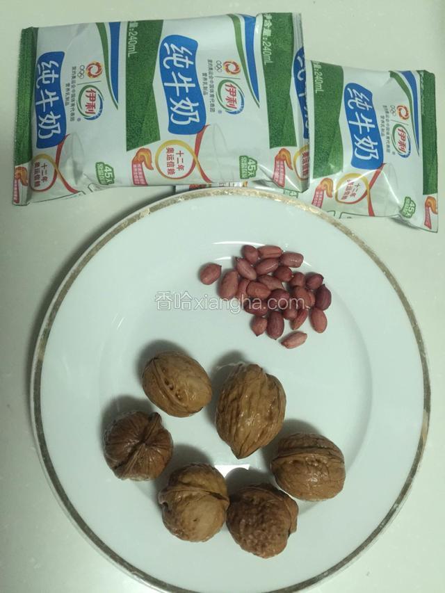 准备食材（一共四袋牛奶，拍时落下了两袋）。花生洗净，核桃敲开掰小块。