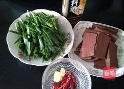 韭菜炒鸭血的做法图解1