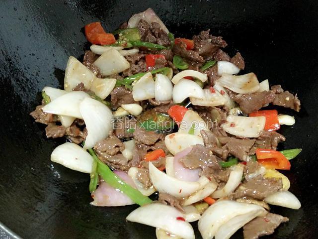 接着到入炒好的牛肉，香醋，快速炒熟就可以起锅装盘。
