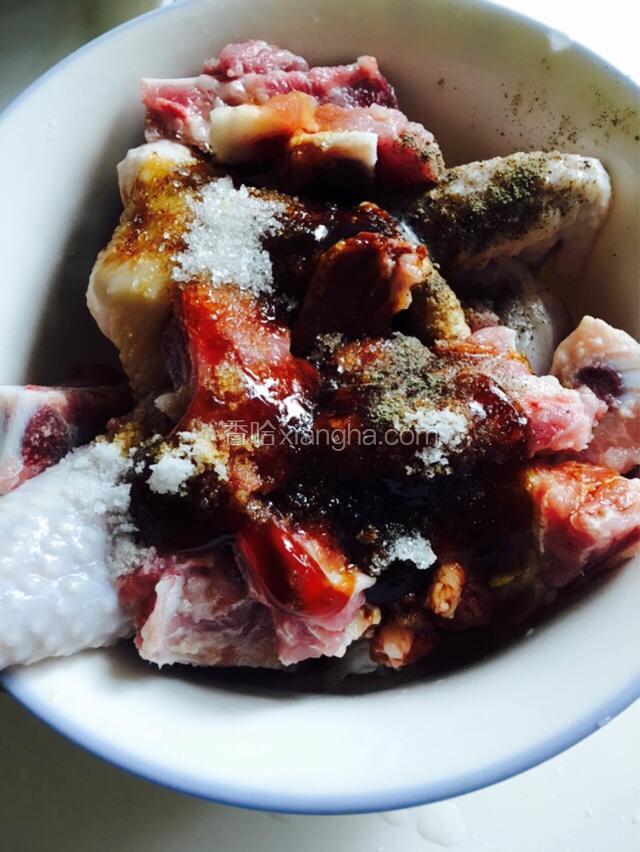把A调料倒入碗中腌制鸡肉和排骨王，不需要加盐了，调料已经够咸味了。