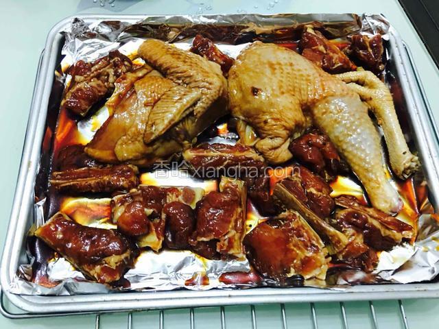把腌制入味的肉铺好在锡纸上，烤箱预热180度10分钟，230度烤40分钟，中间翻动一下，另两面都均匀烤熟。再200度上火烤8分钟，另肉质更香。