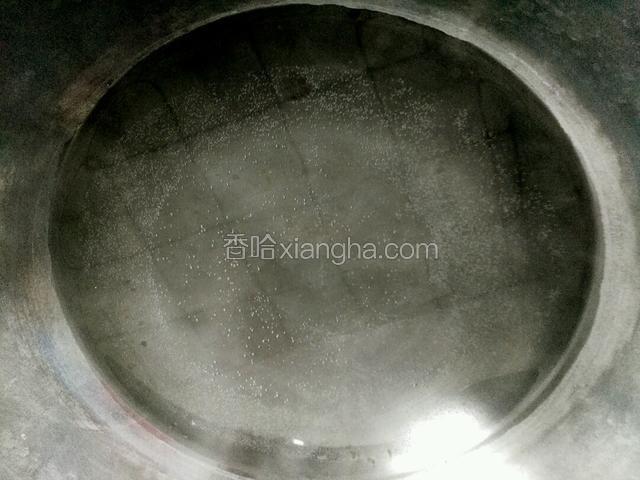 备小半锅清水。放一点点盐，放盐为的是煮面更筋道。