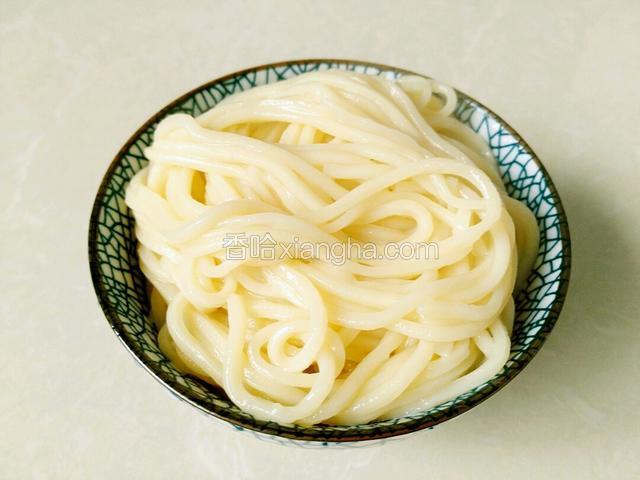 盛入碗里。