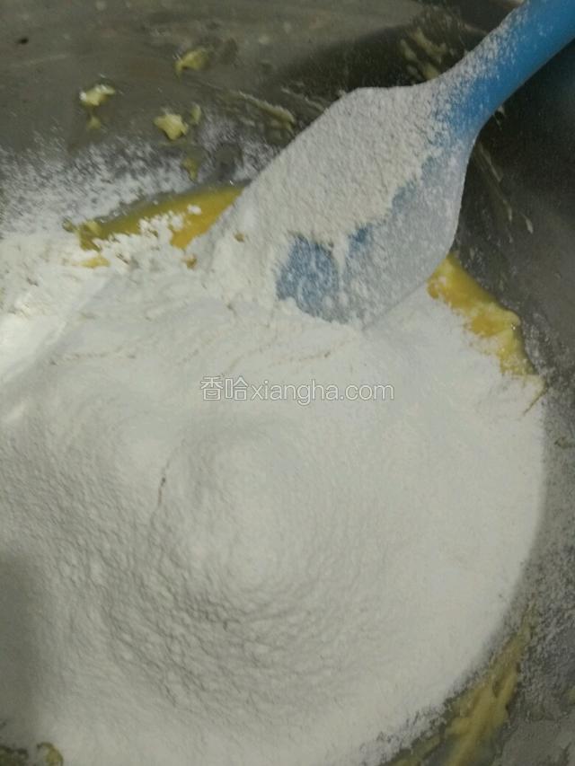 筛入低筋面粉，拌均匀