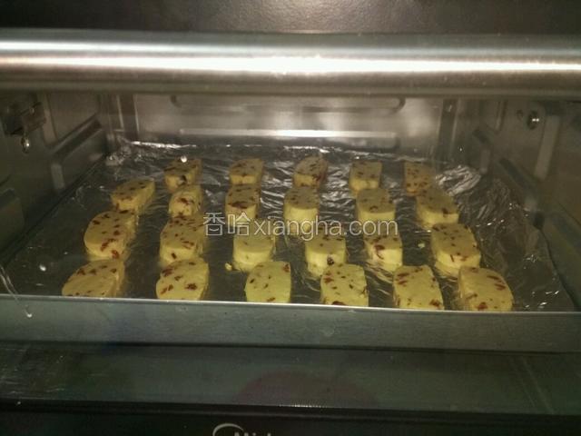 送进烤箱以160℃烤20分钟