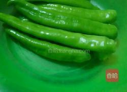 油焖尖椒的做法图解1