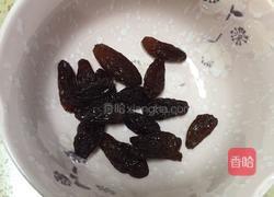 葡萄干小米粥的做法图解2