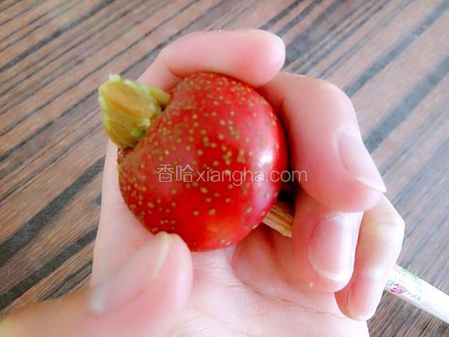 拿一根筷子，用筷子的大头处，从山楂的顶部处使劲顶岀去，山楂里面的核就全都顶出去了。如果一次顶不干净就再重复几次哈。