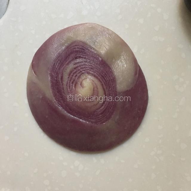 取一块用手按扁