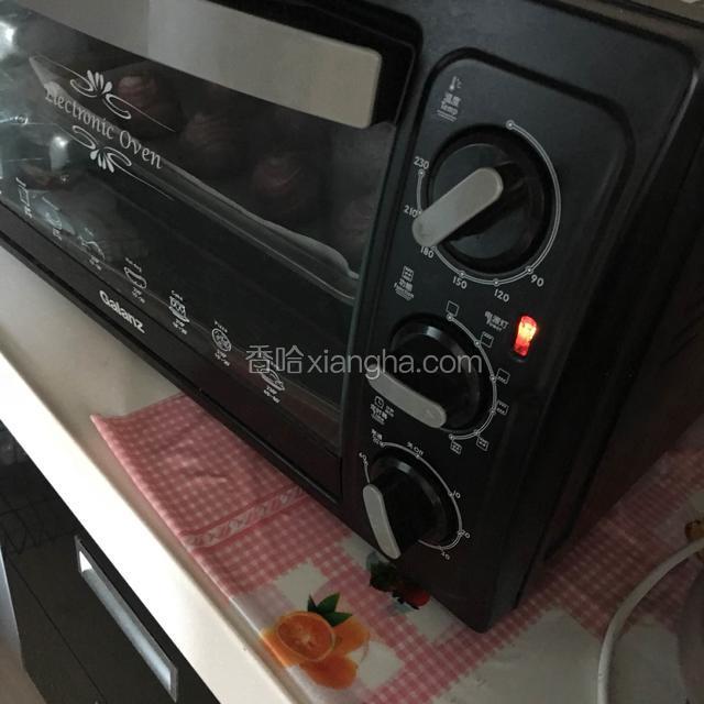 烤箱，180度预热五分钟上下火中层烤30分钟