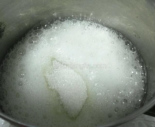打蛋器小档打成大鱼泡，加入20克白糖