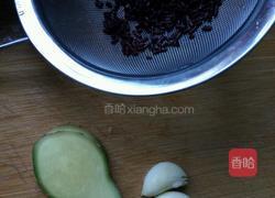 红曲米烧五花肉的做法图解1