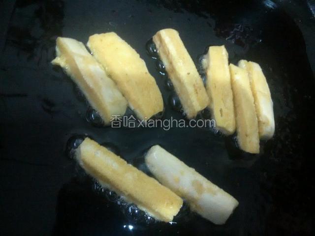 平底锅倒油，油热后放入馒条。