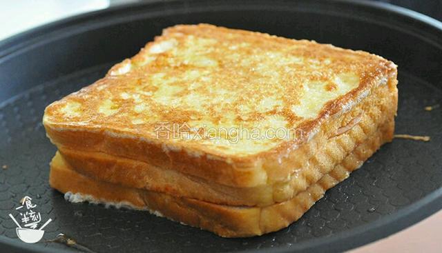 锅热加油，两面煎至金黄色
