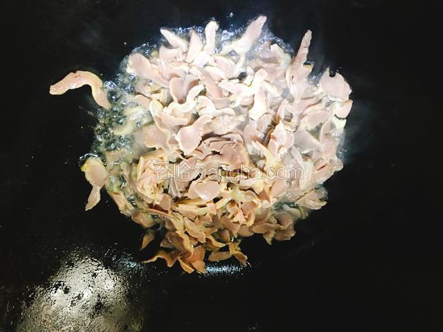 热锅倒入适量西王玉米胚芽油烧至八成热，放入鸡胗大火爆炒。