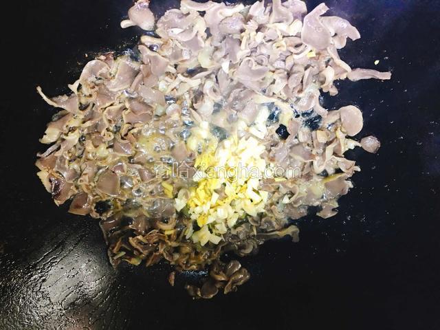 放入切好的大蒜和生姜翻炒。