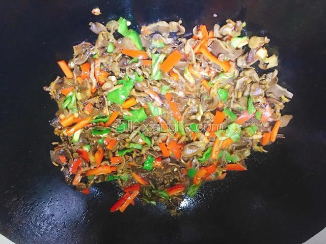 最后放适量的盐和鸡粉调味即可出锅。