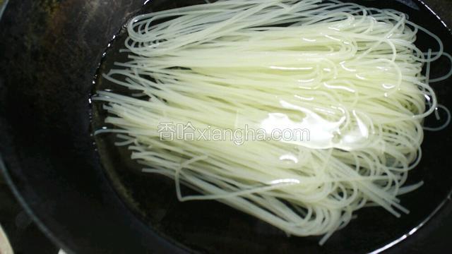 锅中放入适量水，将干米粉放入干米粉煮10分钟左右，粉的软硬程度一定要适中，太过柔软的粉，经过翻炒过后会少了些顺滑和劲道哟。这是到了考验大家掌握火候技术的时候了~