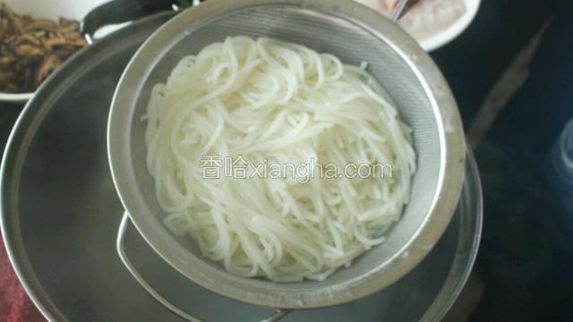 煮好后捞出米粉，用冷水过凉，再用滤网滤干米粉中的水份