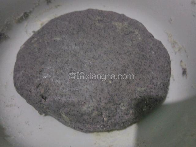 揉成比较光滑的面团，保鲜膜盖好，放到温暖的地方发酵