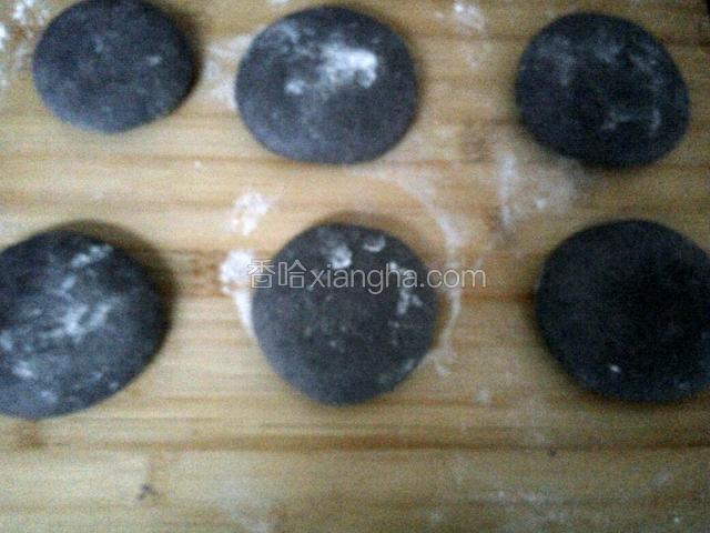 揉成圆形，轻轻按扁