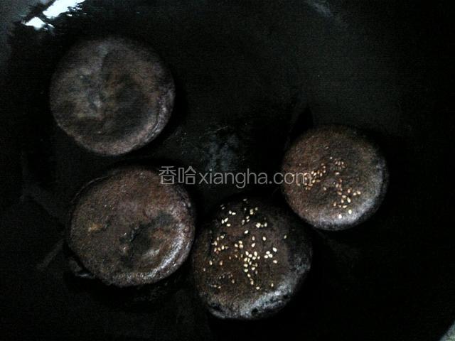 等两面都明显的有焦黄时，出锅
