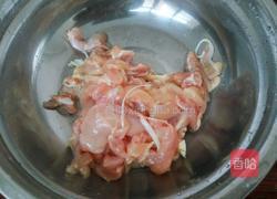 土豆炖鸡块的做法图解2