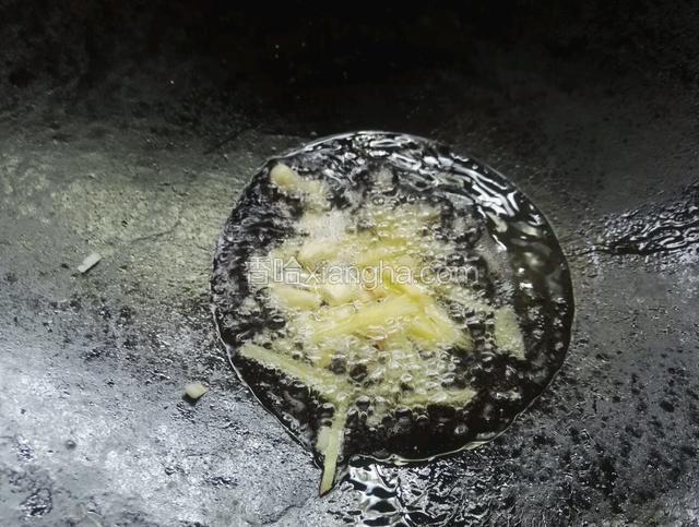 净锅放适量西王玉米胚芽油，下入姜蒜爆香