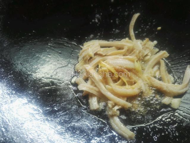 下入沥干水份的牛肚翻炒，调入适量盐，醋翻炒