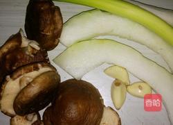 香菇炒冬瓜片的做法图解1