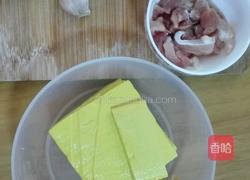 青椒肉丝炒豆腐的做法图解1