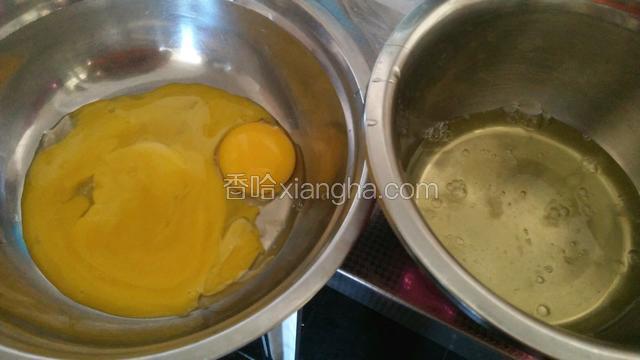 蛋清蛋黄分别装入两个无水无油的干净容器