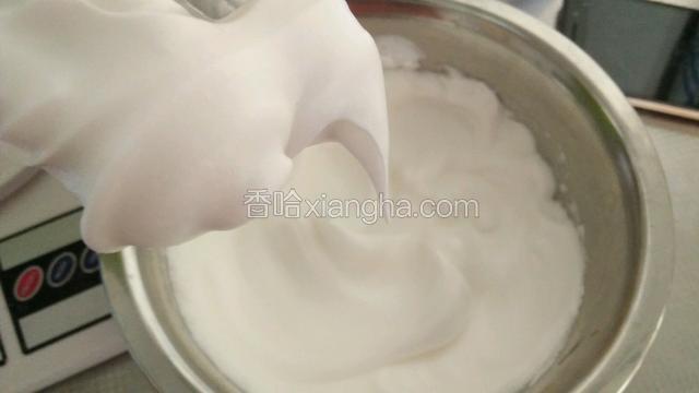 用电动打蛋器打发至提起有个小弯角